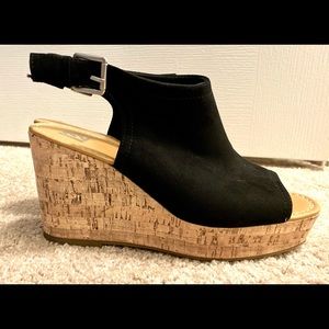 R2, women’s size 11, black wedge shoes. Never worn out
